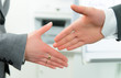 geschäftsleute geben sich die hand