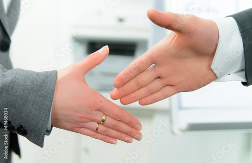 Photo: geschäftsleute geben sich die hand geschäftsleute geben sich die hand
