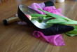 Schuhe und Sektflasche nach Feiern in der Nacht