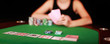 Frau spielt Poker