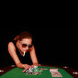Photo: Frau mit Zigarette spielt Poker Frau mit Zigarette spielt Poker