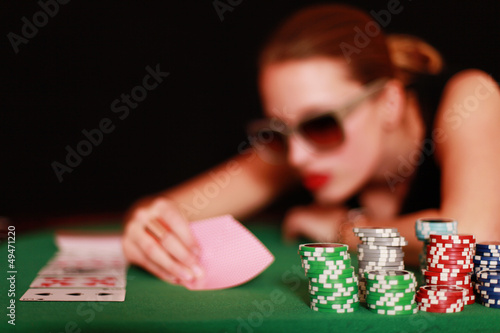 Photo: junge Frau spielt Poker junge Frau spielt Poker