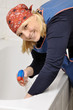 Junge Frau putzt Bad