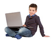 Foto: Freundlicher Junge - Kind mit Notebook - Laptop auf dem Schoß Freundlicher Junge - Kind mit Notebook - Laptop auf dem Schoß