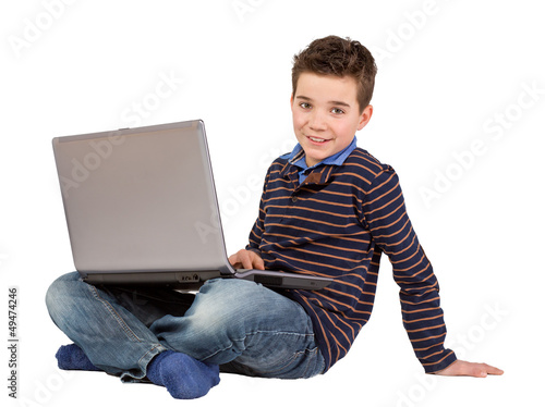 Photo: Freundlicher Junge - Kind mit Notebook - Laptop auf dem Schoß Freundlicher Junge - Kind mit Notebook - Laptop auf dem Schoß