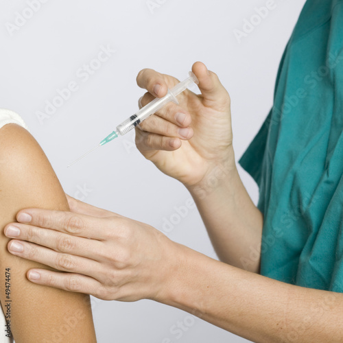 Photo: Krankenschwester impft eine Patientin Krankenschwester impft eine Patientin