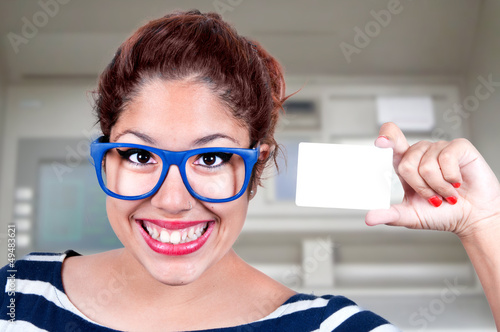 Photo: Jeune femme montrant une carte de crédit en blanc Jeune femme montrant une carte de crédit en blanc