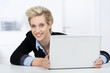 geschäftsfrau mit laptop am schreibtisch