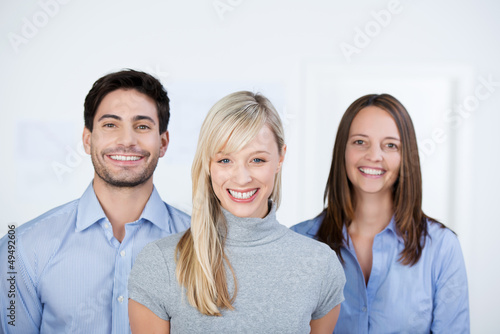 Photo: motiviertes team im büro motiviertes team im büro