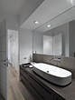 bagno moderno con parquet e grande specchio