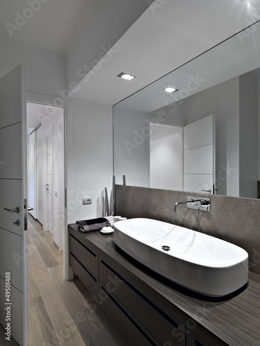 Photo: bagno moderno con parquet e grande specchio bagno moderno con parquet e grande specchio