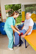 Mann bewegt Bein bei Physiotherapie