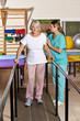Seniorin auf Laufband bei Physiotherapie