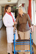 Krankenschwester redet mit Seniorin