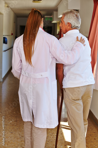 Photo: Krankenschwester hilft Senior im Pflegeheim Krankenschwester hilft Senior im Pflegeheim