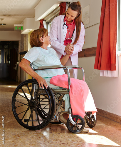 Photo: Krankenschwester hält Hand einer Seniorin Krankenschwester hält Hand einer Seniorin