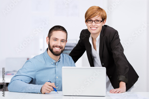 Photo: motivierte junge kollegen arbeiten am laptop motivierte junge kollegen arbeiten am laptop