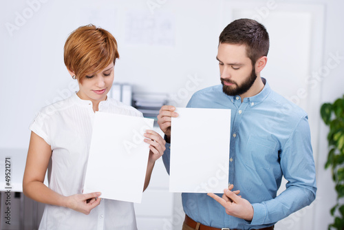Photo: junge leute im büro mit schildern junge leute im büro mit schildern