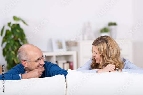 Photo: lachendes paar auf dem sofa lachendes paar auf dem sofa