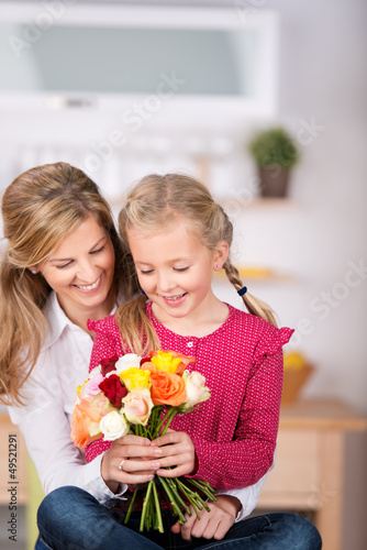 Photo: kind schenkt blumen zum muttertag kind schenkt blumen zum muttertag