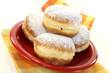 Pfannekuchen mit Puderzucker und Marmelade