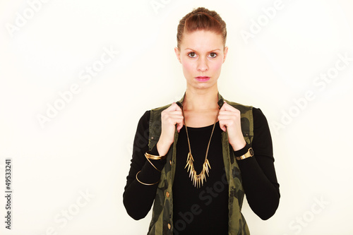 Photo: junge Frau trägt Schmuck junge Frau trägt Schmuck