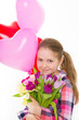kind mit luftballons und blumen