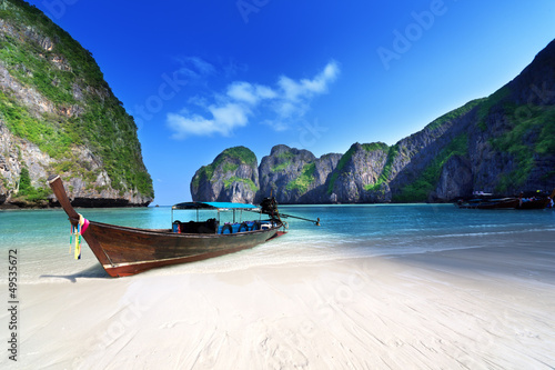 Photo: Maya bay Phi Phi Leh island, Thailand Maya bay Phi Phi Leh island, Thailand
