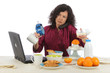 femme débordée au petit-déjeuner