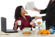 femme débordée au petit-déjeuner