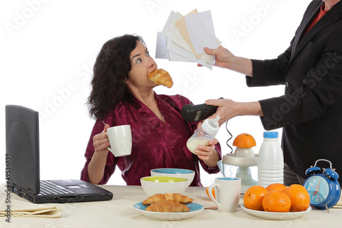 Photo: femme débordée au petit-déjeuner femme débordée au petit-déjeuner