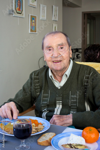 Photo: Homme au restaurant de sa maison de retraite (90s) Homme au restaurant de sa maison de retraite (90s)