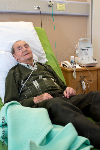 Photo: Homme (90s) hospitalisé, sous oxygène Homme (90s) hospitalisé, sous oxygène