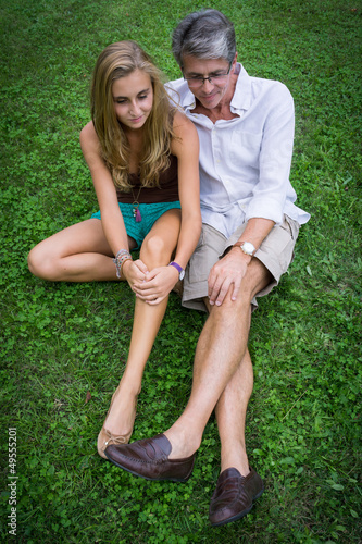 Photo: père et fille dans l'herbe père et fille dans l'herbe