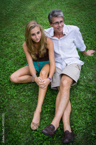 Photo: père et fille dans l'herbe père et fille dans l'herbe
