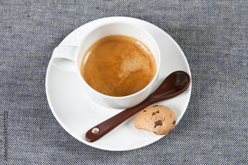 Photo: tazzina di caffè con un biscotto tazzina di caffè con un biscotto