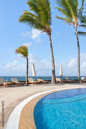 Photo: piscine tropicale au bord de la mer piscine tropicale au bord de la mer