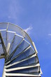 Treppe vor blauem Himmel