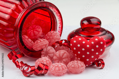 Photo: Himbeerbonbons mit Bonbonglas und Stoffherz Himbeerbonbons mit Bonbonglas und Stoffherz
