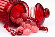 Himbeerbonbons fallen aus Bonbonglas