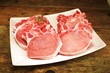 frisch aufgeschnittene Schweinekoteletts