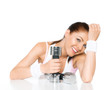 Sportliche Frau im Fitnessstudio