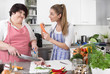 Freundinnen in der Küche - gesunde Ernährung