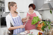 Kochabend unter Freundinnen - Frauen kochen gemeinsam