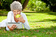 frau mit dem tab in der natur