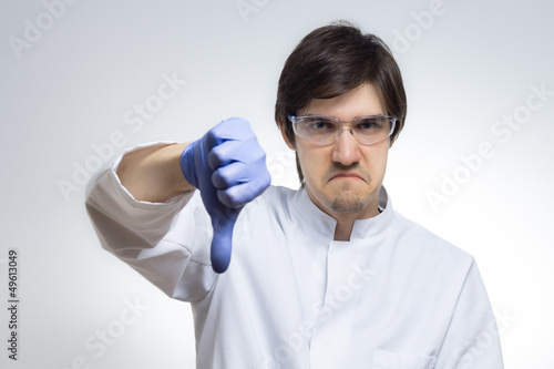 Photo: Zorniger Wissenschaftler hält Daumen nach unten Zorniger Wissenschaftler hält Daumen nach unten