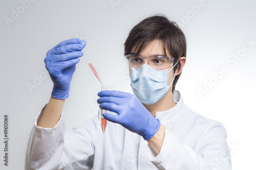 Photo: Chemiker verwendet eine Pipette Chemiker verwendet eine Pipette