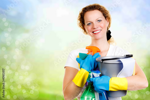 Photo: hausfrau mit reinigungsmittel hausfrau mit reinigungsmittel