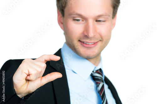 Photo: businessmann erklärt mit den fingern größenverhältnis businessmann erklärt mit den fingern größenverhältnis