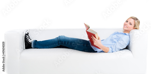 Photo: blonde frau liest entspannt ein buch blonde frau liest entspannt ein buch